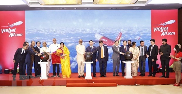 NA Chairman Vuong Dinh Hue and Speaker of the Indian Lok Sabha (the lower house) Om Birla attend a ceremony to launch Vietjet Air's new direct air routes between Vietnam and India. (Photo: VNA)