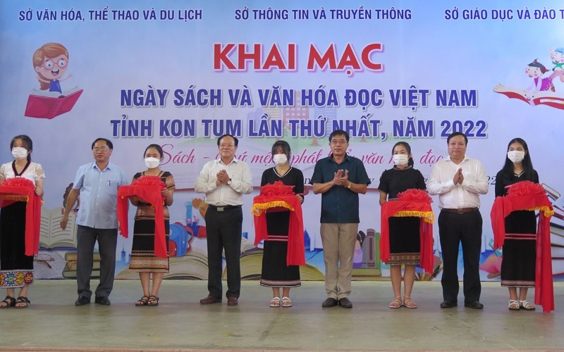At the opening ceremony of the first Vietnam Book and Reading Culture Day in Kon Tum.