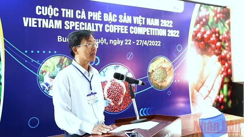 Trinh Duc Minh, Chairman of the Buon Ma Thuot Coffee Association and Deputy Head of the Standing Committee of the Competition Organising Committee, delivers the opening speech.