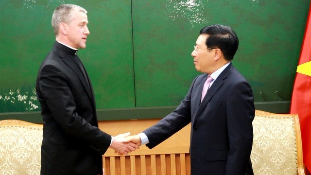 Deputy PM Pham Binh Minh (right) receives Monsignor Mirosław Stanisław Wachowski, Undersecretary for the Holy See’s Relations with States. (Photo: VGP)