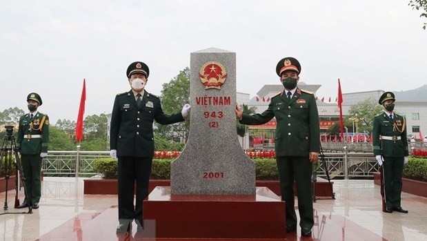 Defence Minister Gen. Phan Van Giang (R) and his Chinese counterpart Sen. Lieut. Gen. Wei Fenghe at Milestone No. 943 (Photo: VNA)