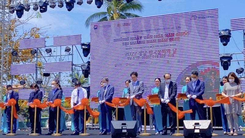 The ribbon cutting ceremony for the opening of the festival. (Photo: NDO)