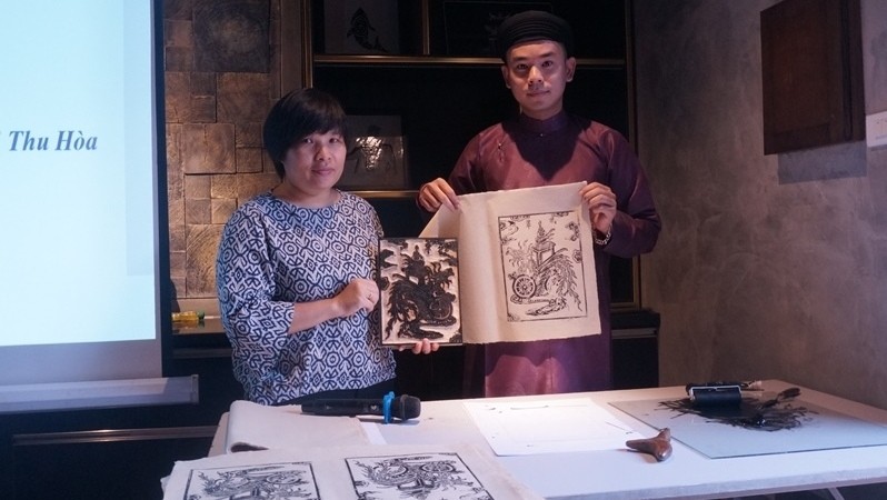 Researcher Nguyen Thi Thu Hoa (left) and artist Nam Chi introduce the printing technique of some 'Do the' paintings.