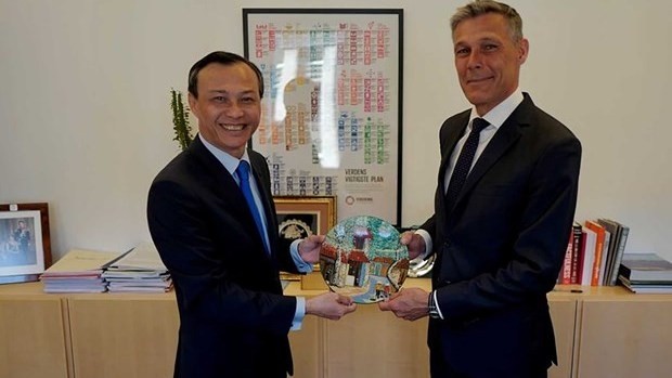 Vietnamese Ambassador Luong Thanh Nghi (L) meets with State Secretary for Trade and Global Sustainability of the Danish Ministry of Foreign Affairs Steen Hommel. (Photo: VNA)