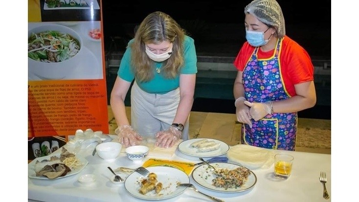 The Embassy of Vietnam in Brazil introducing how to make Nem (spring rolls) and the quintessence of Vietnamese cuisine. (Photo: thoidai.com.vn)
