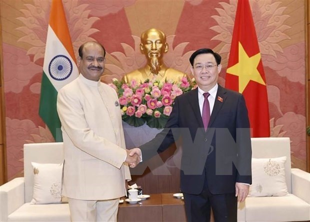 Speaker of the Indian Lok Sabha (the lower house) Om Birla (left) meets with Vietnamese National Assembly Chairman Vuong Dinh Hue in Hanoi. (Photo: VNA)