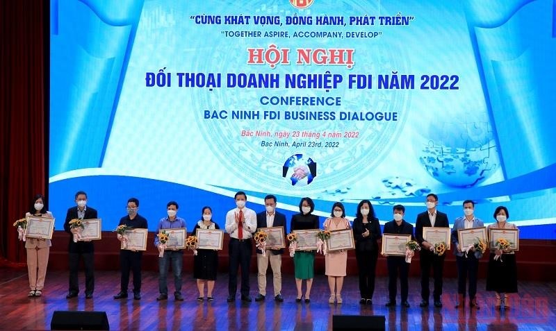 Typical enterprises receive Certificates of Merit from the Chairman of Bac Ninh Provincial People's Committee.