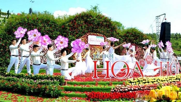 An art performance at the opening ceremony for the Rose Festival (Photo: NDO)