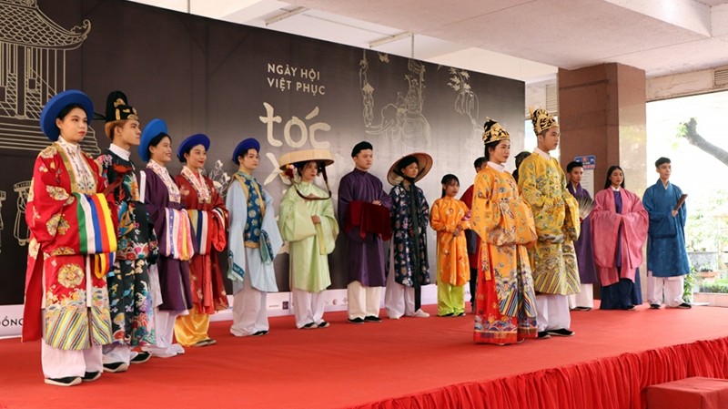 Young people in traditional Vietnamese attires. (Photo: Tan Dong)