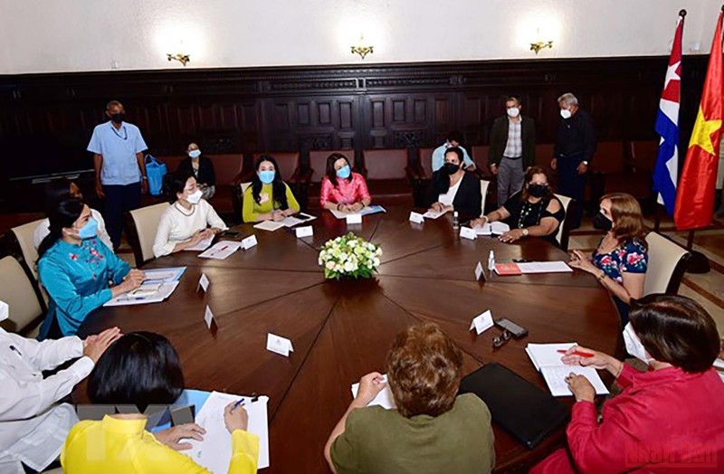 Cuban National Assembly officials work with VWU President Ha Thi Nga and other delegates. (Photo: Vu Le Ha/VNA)