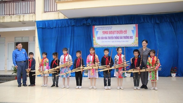 Gifts presented to schoolchildren at the event (Photo: VGP) 