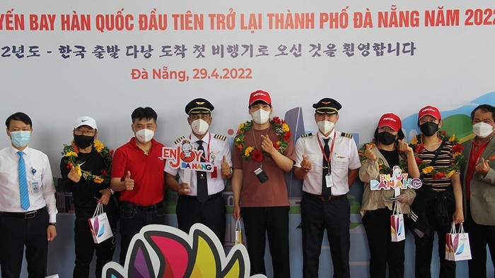 Foreign tourists from the RoK are welcomed in Da Nang. (Photo: NDO)
