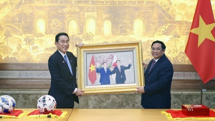 PM Pham Minh Chinh (right) presents souvenirs to Japanese Prime Minister Kishida Fumio at their informal meeting on April 30 evening. (Photo: VNA)