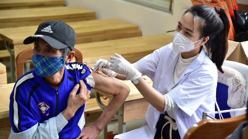 A man is vaccinated against COVID-19. (Photo: Thanh Dat)