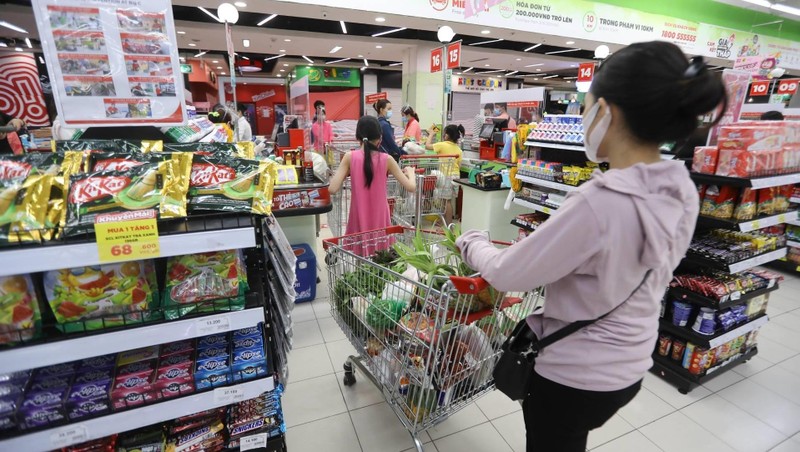 Consumers shop for food at a supermarket in Hanoi. (Photo: Ha Nam)