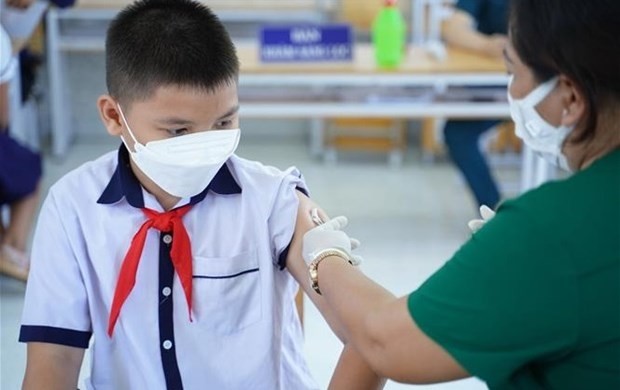 A student gets a COVID-19 vaccine shot in Binh Thuan province. (Photo: VNA)