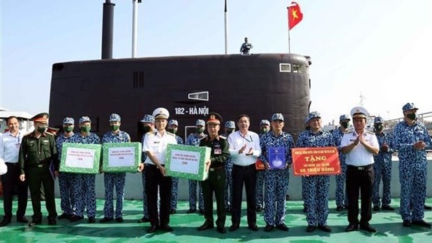 The delegation presents gifts to Truong Sa officials and soldiers. (Photo: VNA)