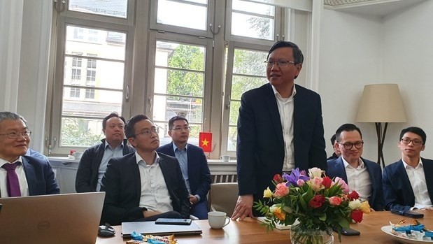 Vietnamese Consul General in Frankfurt am Main Le Quang Long speaks at the meeting with members of the Vietnam - Germany Innovation Network. (Photo: VNA)
