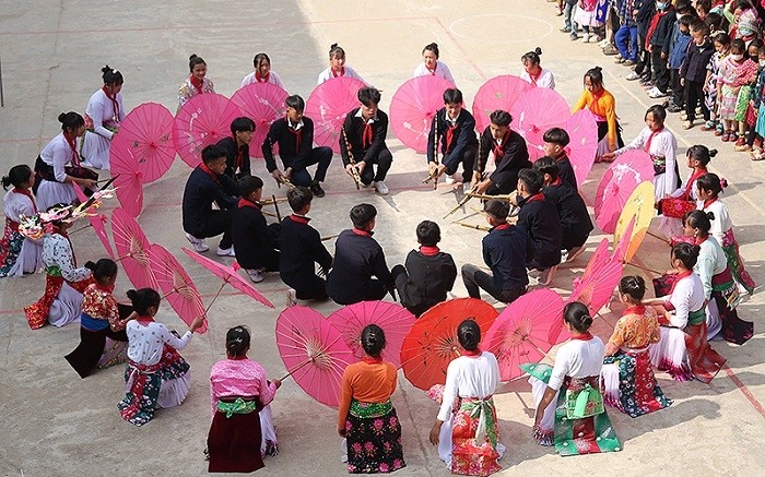 Students at the boarding school in Can Chu Phin Commune join a performance of folk songs and dances.