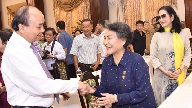 State President Nguyen Xuan Phuc (L) greets former southern students at the gathering in HCM City on May 2. (Photo: VNA)