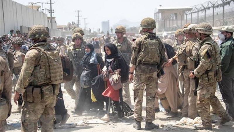 British soldiers help to evacuate eligible Afghan civilians from Kabul, Afghanistan. (Photo: AFP/VNA)