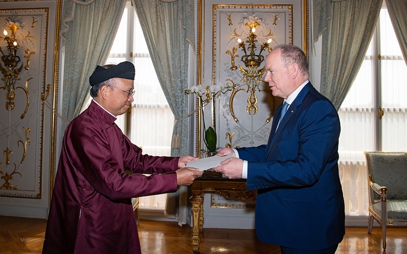 Vietnamese Ambassador to France and Monaco Dinh Toan Thang presented his credentials to Prince of Monaco Albert II. (Photo: VNA)