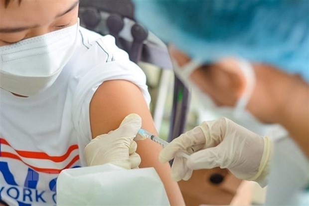 A student gets vaccinated against COVID-19 (Photo: VNA)