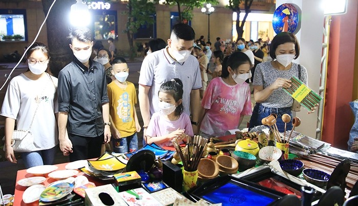 The Hanoi Tourism Gift Festival features 100 stalls of traditional craft villages and tourism business units, attracting about 65,000 visitors. (Photo:hanoimoi.com.vn)