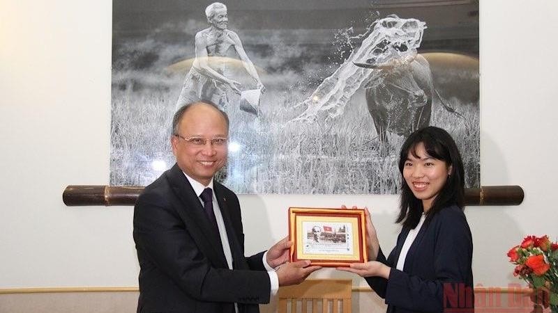 Vietnamese Ambassador to France Dinh Toan Thang (L) presents the Overseas Vietnamese community in Nice with a stamp issued by the French Post on the occasion of the 100th anniversary of President Ho Chi Minh’s arrival in France.