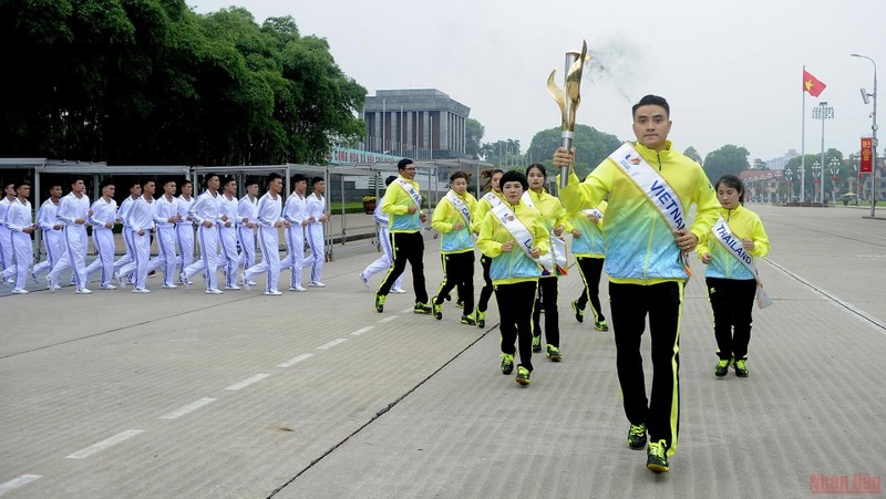 Eleven outstanding Vietnamese athletes who represented the 11 participating sports delegations took part in the ignition ceremony. (Photo: NDO)