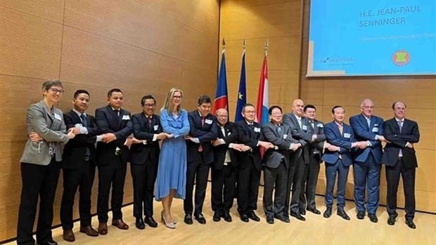 Delegates participating in ASEAN Day pose for a photo (Photo: VNA)