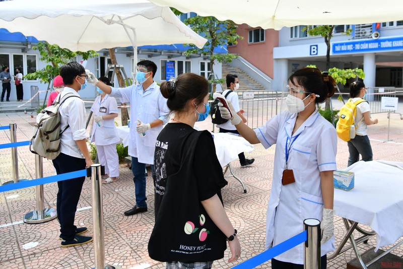 Candidates have their temperature measured at the test site at Phan Chu Trinh Secondary School in Hanoi in 2021. (Photo: My Ha)