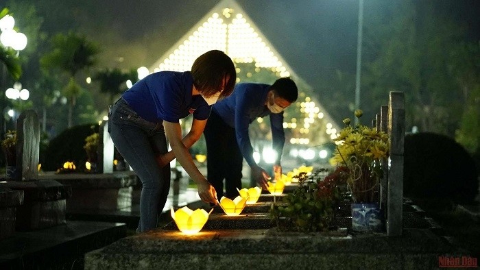 Youth union members in Dien Bien light candles at martyrs' tombs at the A1 cemetery in Dien Bien Phu city (Photo: NDO/Le Lan)