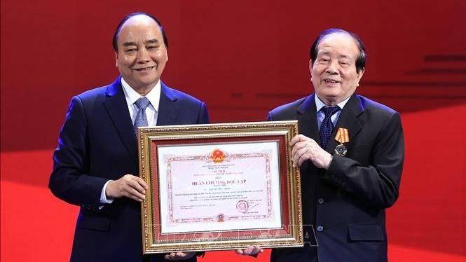 President Nguyen Xuan Phuc presents the Independence Order to poet Huu Thinh. (Photo: VNA)