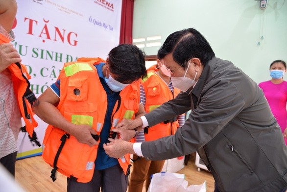 Former President Truong Tan Sang hands over life jackets to fishermen in Quang Ngai province  (Photo: T.M)