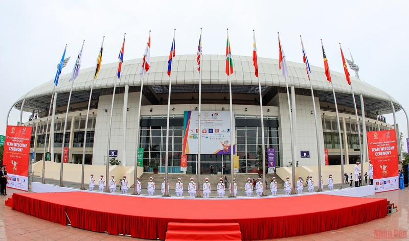 The flags of the sports delegations attending the SEA Games 31 were hoisted at the ceremony. 