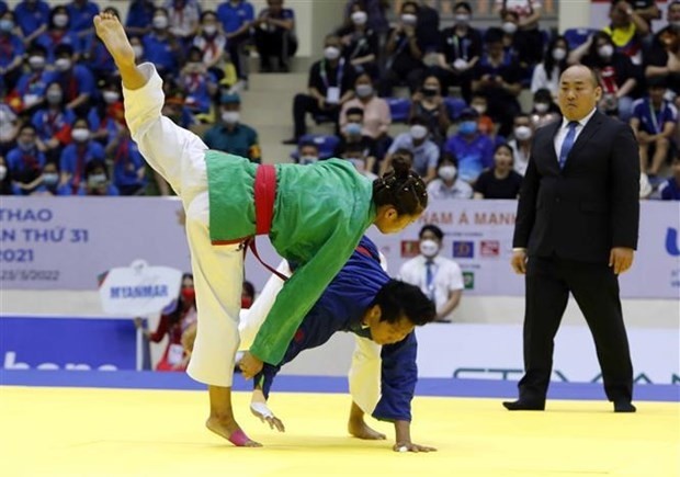To Thi Trang (left) bags the first gold medal for Vietnam at SEA Games 31. (Photo: VNA)