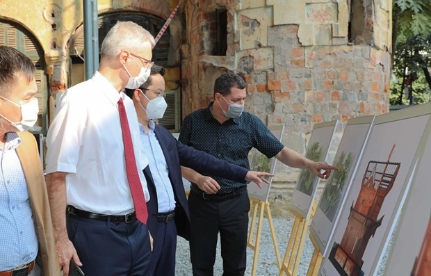 French Ambassador to Vietnam Nicolas Warnery (red tie) at an exhibition to introduce the project "Reviving a French architectural heritage" to consult experts on the preservation of a villa at 49 Tran Hung Dao street, Hanoi. (Photo: VNA)