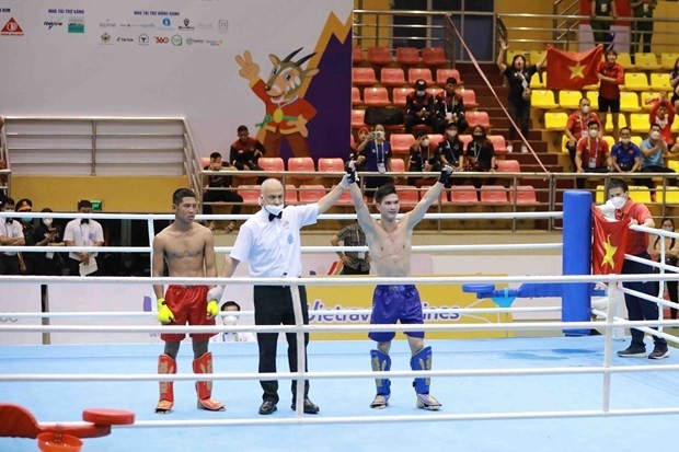 Nguyen Quang Huy (R) bags a 3-0 victory over Chhut Vannthong of Cambodia. (Photo: VNA)