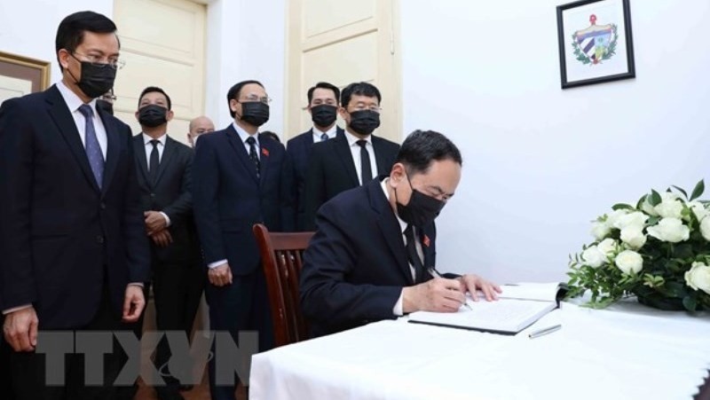 National Assembly Vice Chairman Tran Thanh Man writes in the condolence book. (Photo: VNA)