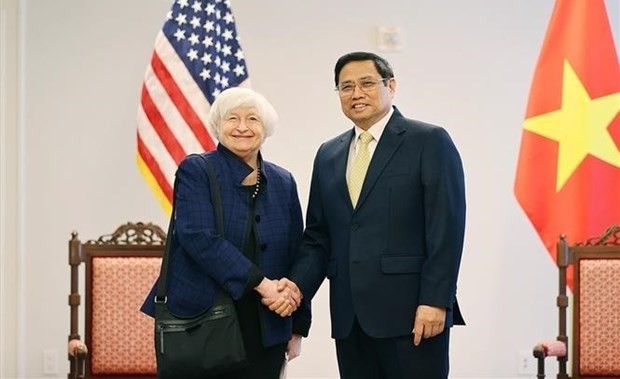 Prime Minister Pham Minh Chinh (right) meets with the US Secretary of the Treasury Janet Yellen on May 11 (US time) during his visit to the country. (Photo: VNA)