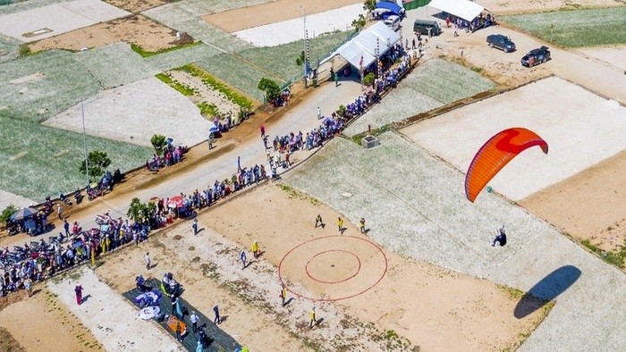 At the 2019 Vietnam Open Paragliding Tournament in Ly Son island district (Photo: MT)