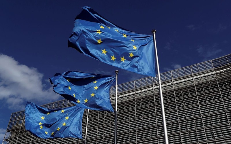 The EU flag outside the European Commission headquarters in Brussels, Belgium on August 21, 2020. (Photo: Reuters)