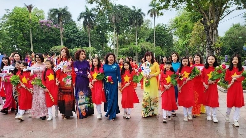The women’s union of Ba Dinh district of Hanoi holds an event to honour “ao dai” (traditional long dress) in celebration of SEA Games 31. (Photo: VNA)