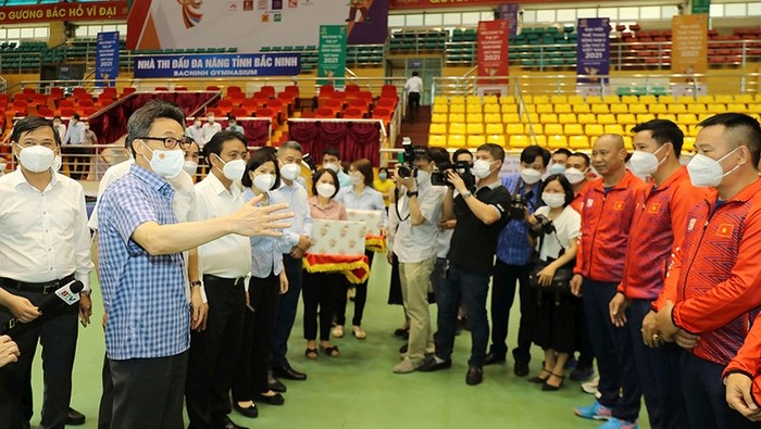 Deputy Prime Minister Vu Duc Dam talks with athletes at Bac Ninh Gymnasium. (Photo: NAM NGUYEN)