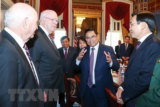 Prime Minister Pham Minh Chinh met President Pro Tempore Patrick Leahy and key senators of the US Senate in Washington D.C. on May 11 (local time). (Photo: VNA)