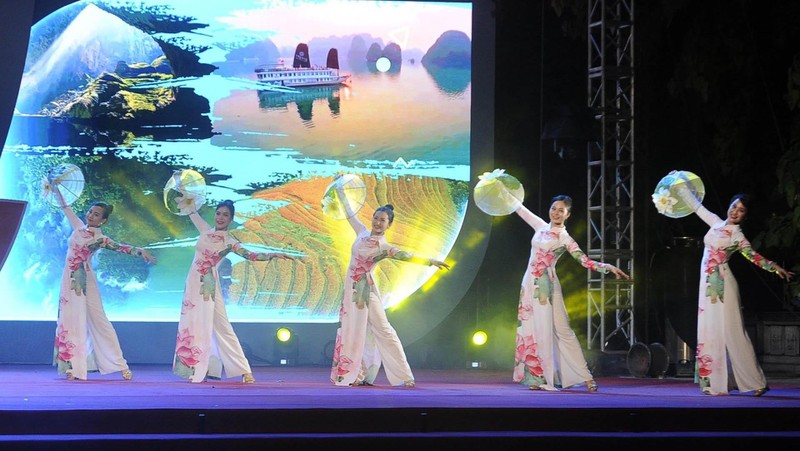 A performance at the Hanoi Tourism Festival 2022. (Photo: Dang Khoa)