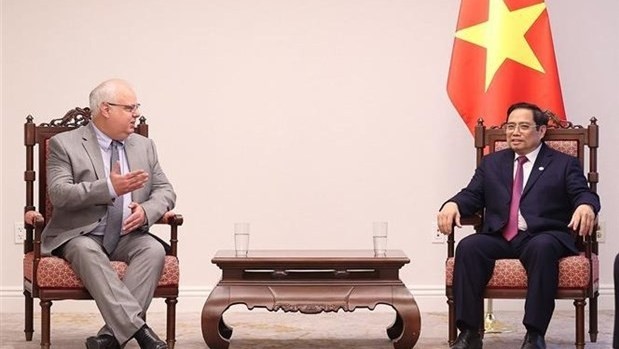 Prime Minister Pham Minh Chinh (R) receives President and Chief Executive Officer of Murphy Oil Corporation Roger Jenkins in Washington D.C. (Photo: VNA)