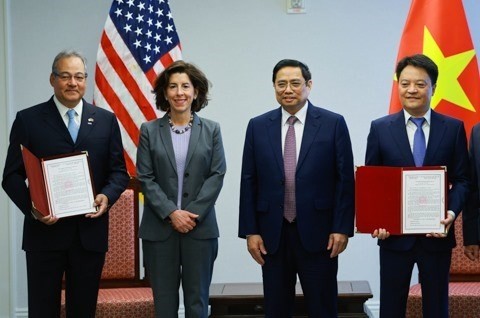 Vietnamese Prime Minister Pham Minh Chinh (second from right) and the US Secretary of Commerce (second from left) at the awarding ceremony of the Investment Certificate and business registration for Son My LNG (Photo: VNA).