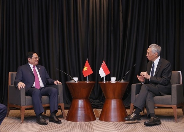 Prime Minister Pham Minh Chinh (left) and his Singaporean counterpart Lee Hsien Loong at their meeting ahead of the ASEAN-US Special Summit in the US. (Photo: VNA) 